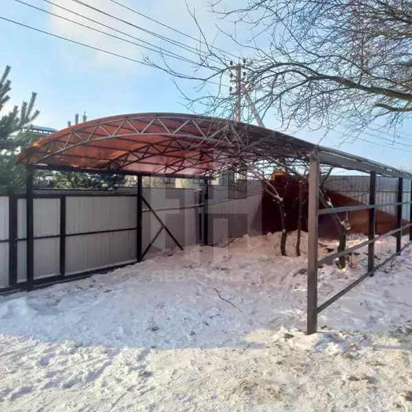 Навес с арочной крышей из коричневого поликарбоната