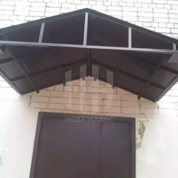 Козырек двускатный на двух опорах