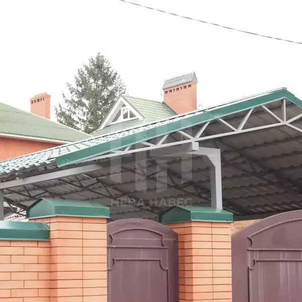 Навес двускатный из металлочерепицы зеленого цвета