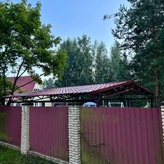 металлический двускатный навес для дачного дома с крышей из металлочерепицы