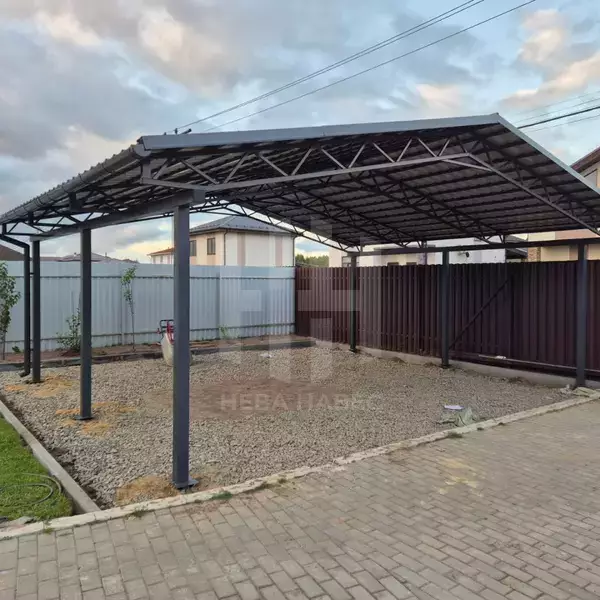 Двускатный парковочный навес с металлочерепицей