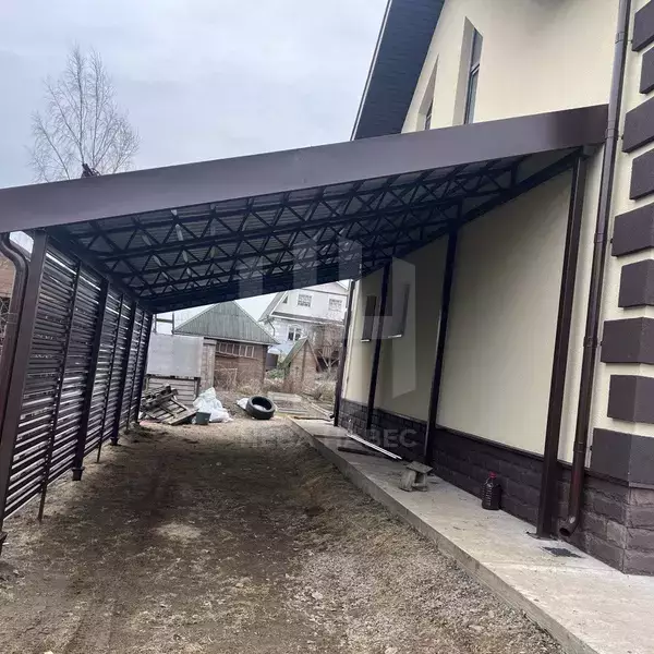 Односкатный навес с кровлей из металлочерепицы